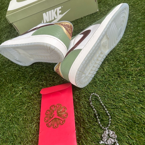 Jordan 1 Retro Low OG
Year of the Dragon - Picture 2 of 4